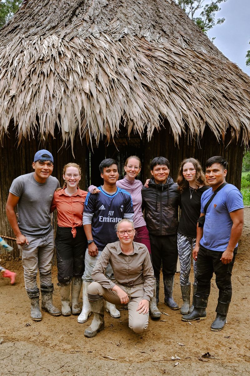 El equipo de Kampuntin con un grupo de voluntarios frente a la jea