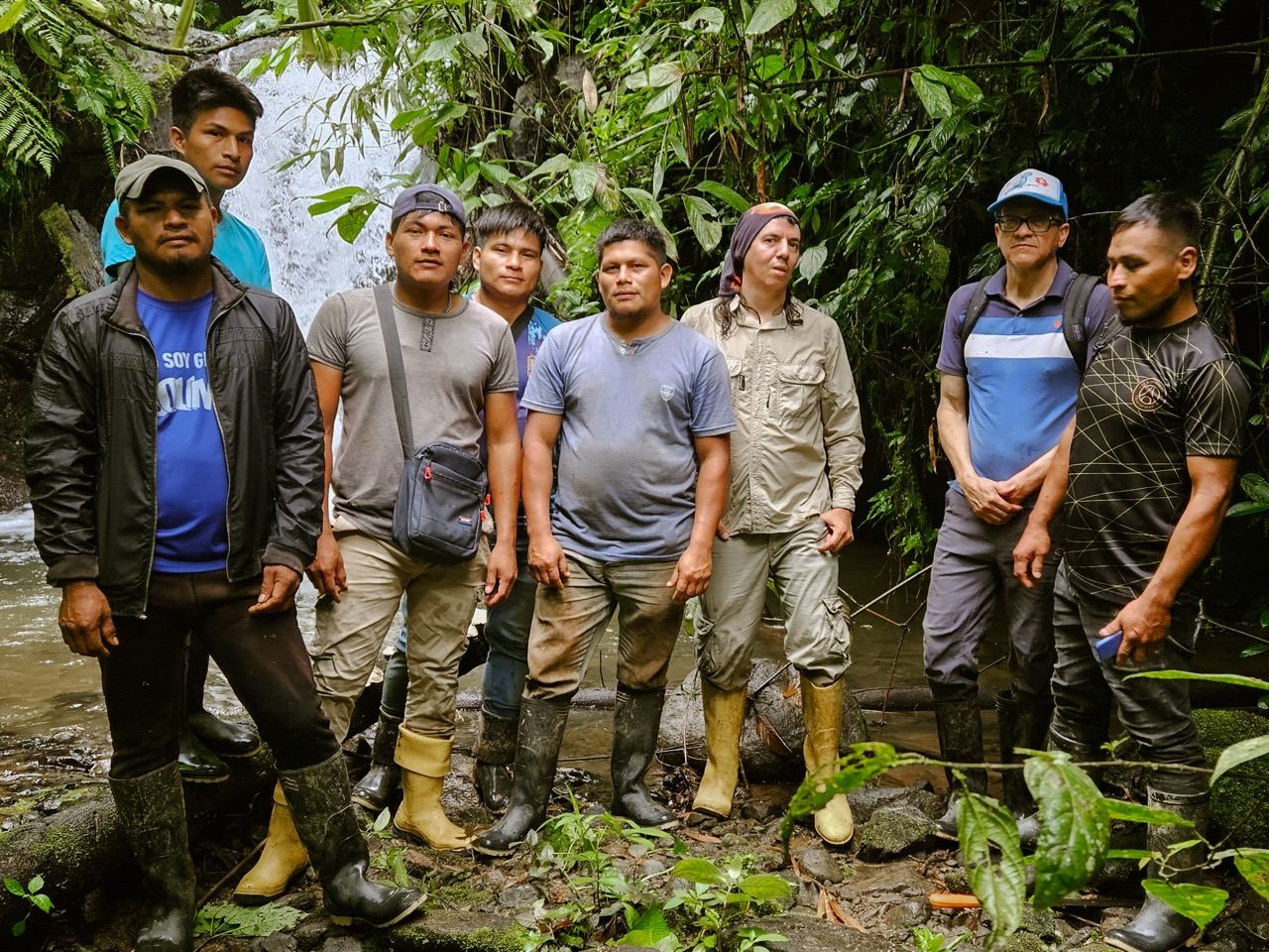 El equipo de paraecólogos junto al río