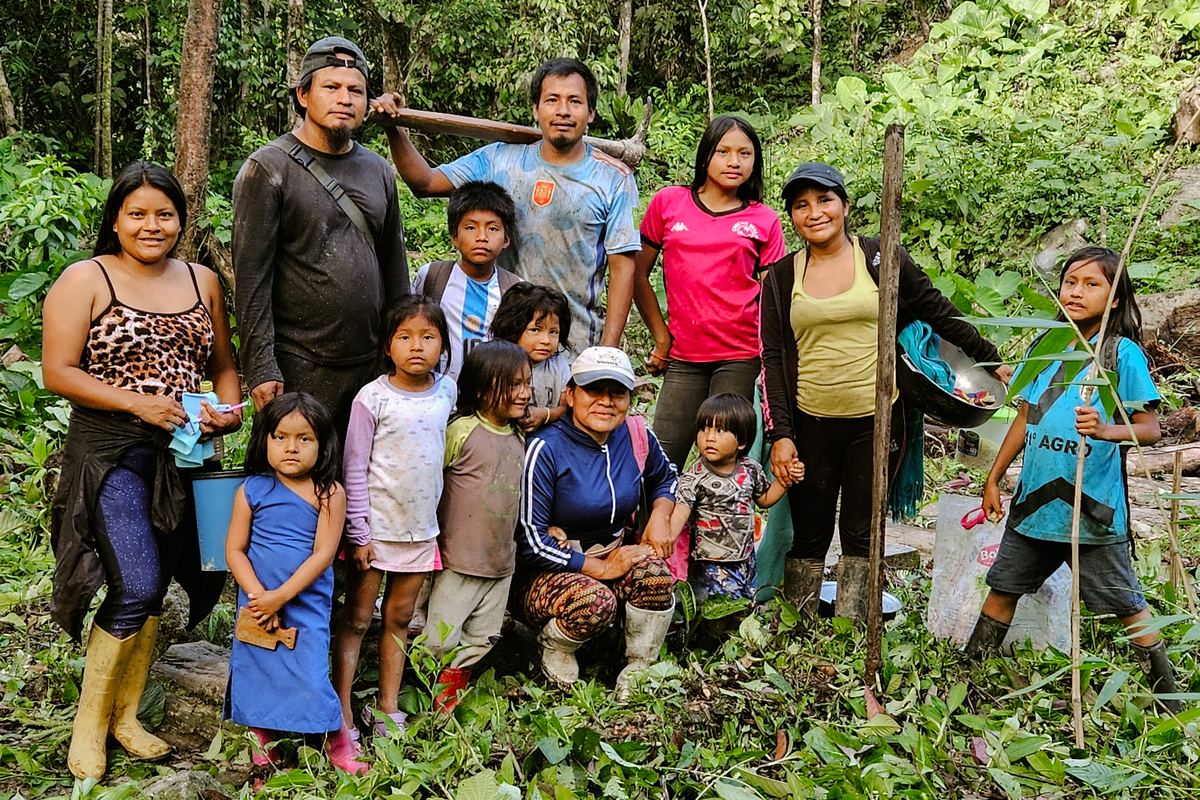 Familias shuar de Maikiuants en el bosque